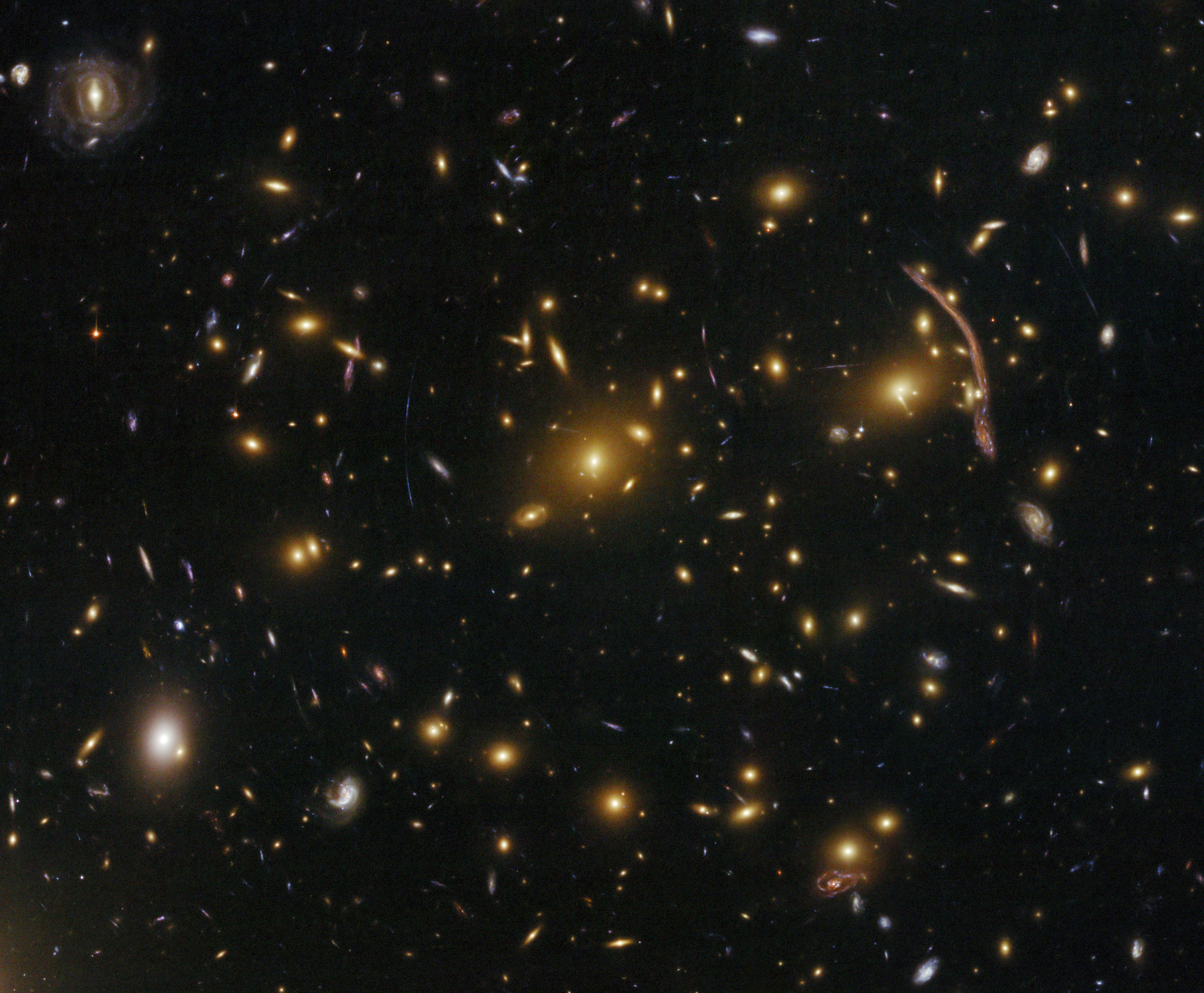 Esa Science Technology Gravitational Lensing In The Galaxy Cluster Abell 370